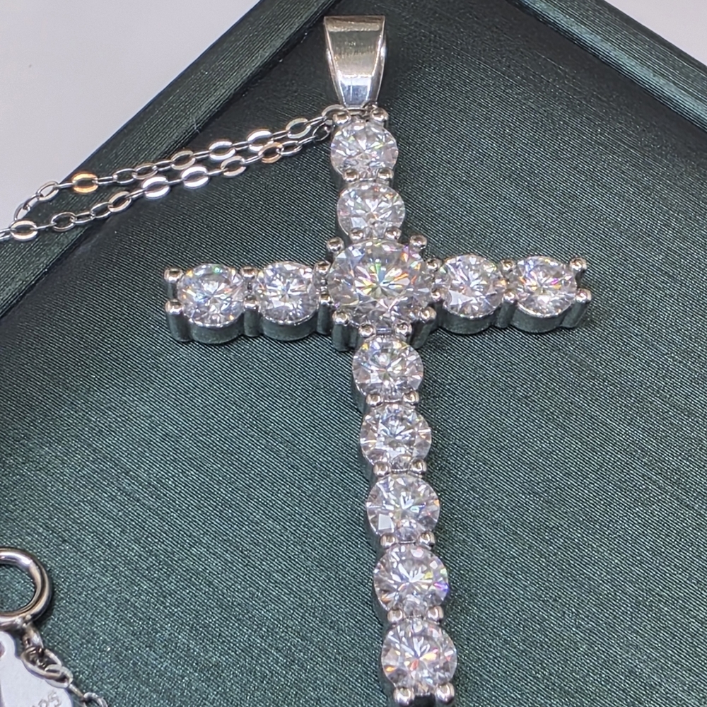 💎 Moissanite Cross Pendant Necklace – 14K White Gold / S925 Chain - Picture 3 of 7